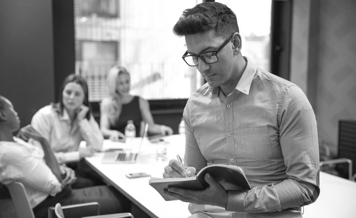 Bureau cendraliora avec équipe analysant des rapports financiers collaboratifs