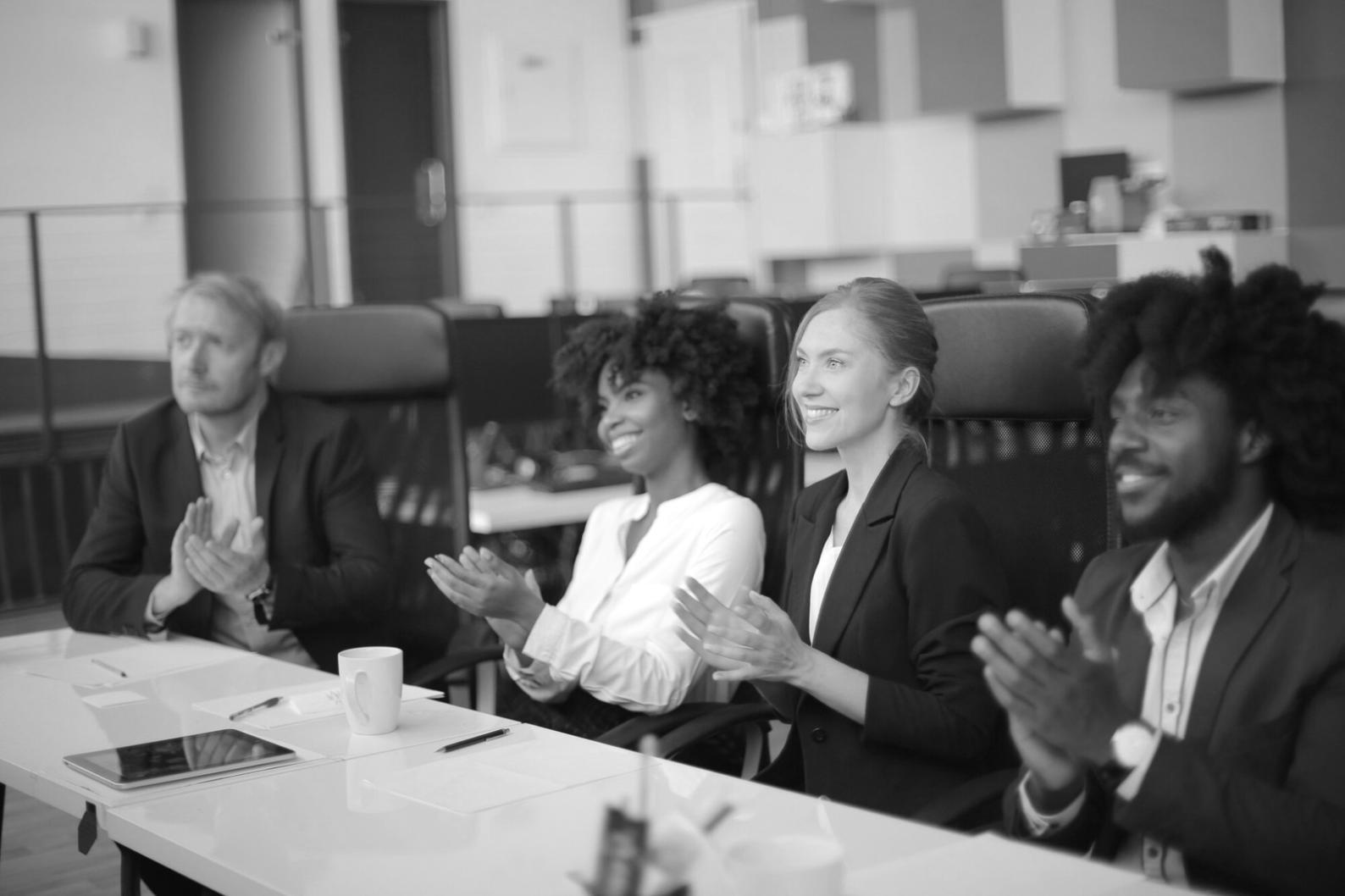 Espace de travail moderne avec outils de planification financière