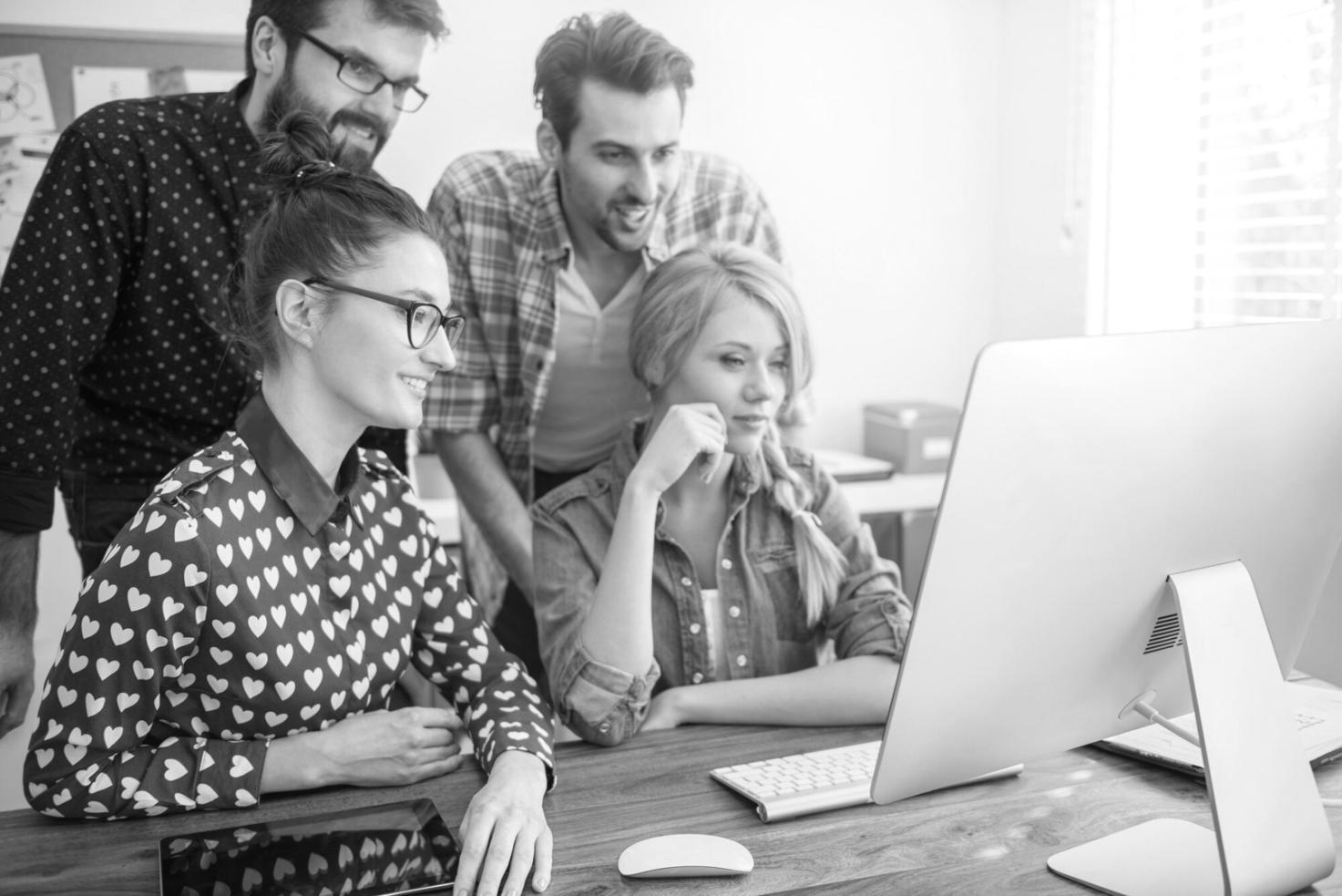 Bureau moderne avec documents financiers et ordinateur portable illustrant la gestion budgétaire professionnelle
